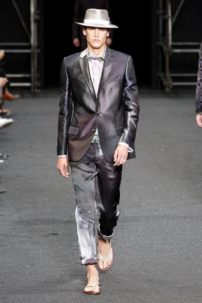 Look 50